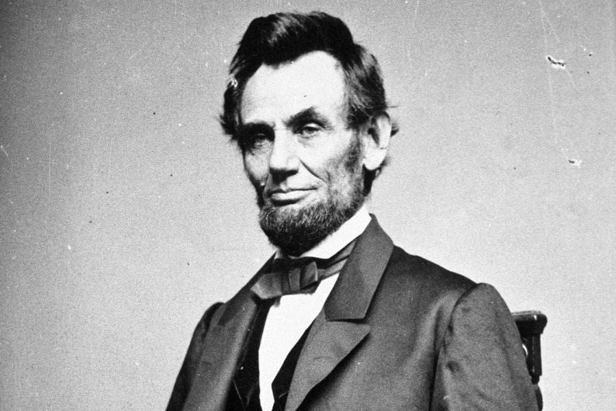 Lincoln es famoso por contar un chiste grosero de Ethan Allen sobre un retrato de George Washington en una letrina, como se muestra en ‘Lincoln’ de Spielberg
