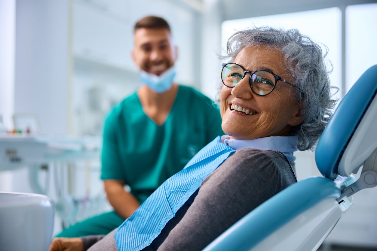 La pérdida de los dientes es una preocupación que se vuelve más común a medida que envejecemos. Expertos aseguran que hay medidas preventivas que podemos tomar para combatirla