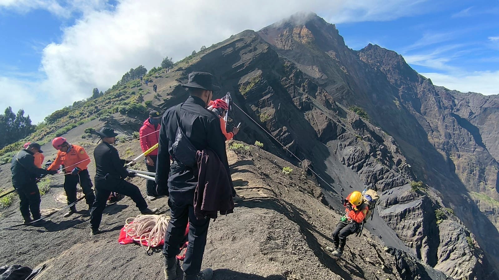 Rescatistas preparan un dron como parte de la operación de búsqueda de una turista brasileña que cayó por un acantilado mientras hacía senderismo en el monte Rinjani, en la isla indonesia de Lombok