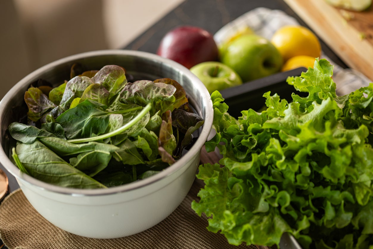 Mantener una dieta nutritiva es importante para conservar una boca sana. Las verduras de hoja verde pueden ayudar a fortalecer los dientes