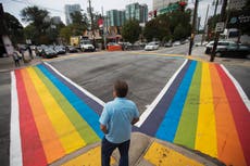Cuatro personas acusadas de derribar y destruir banderas LGBTQ en Atlanta