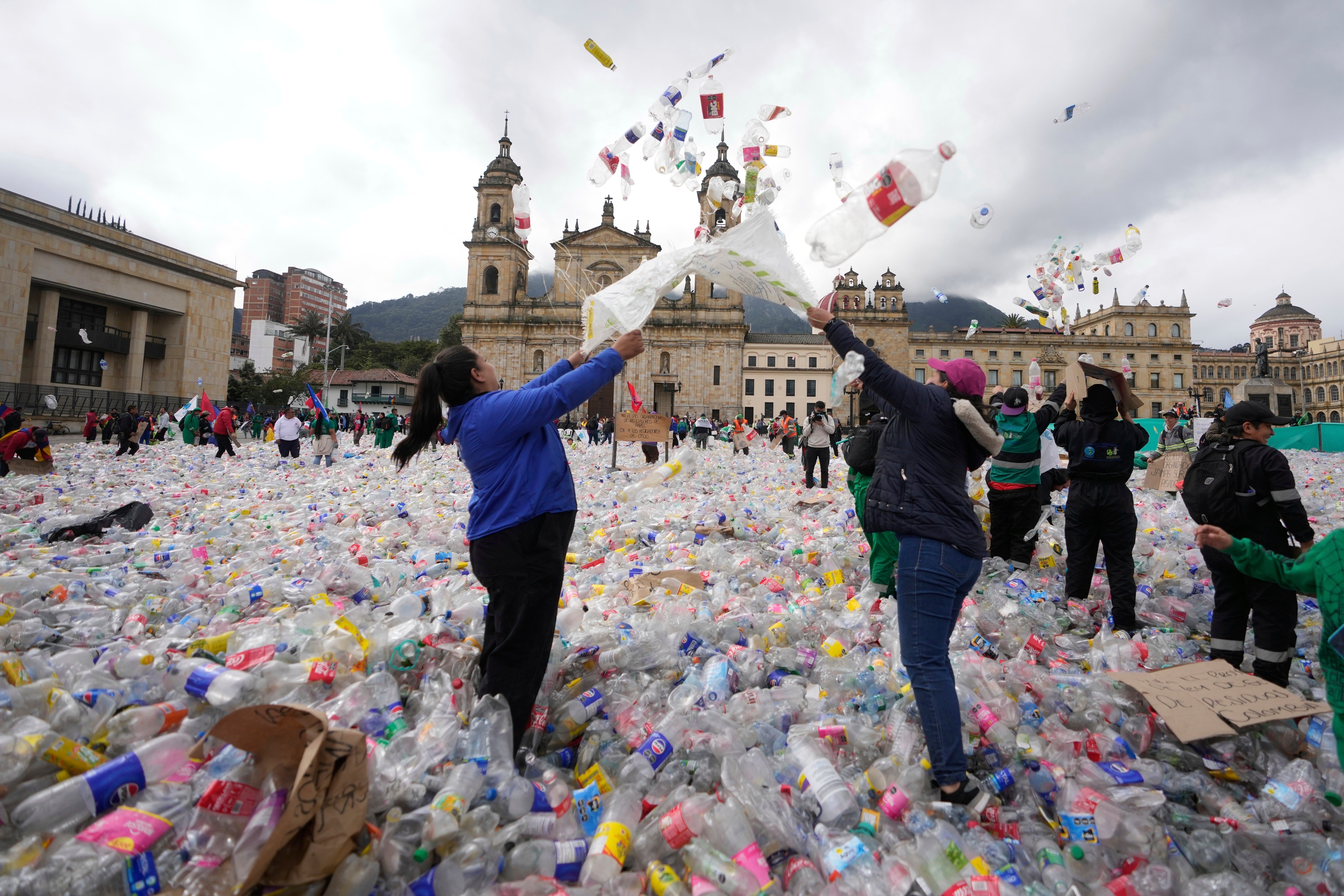 Protesta de recicladores inunda icónica plaza de Colombia con botellas, latas, papel y cartón