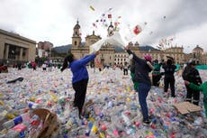 Protesta de recicladores inunda icónica plaza de Colombia con botellas, latas, papel y cartón
