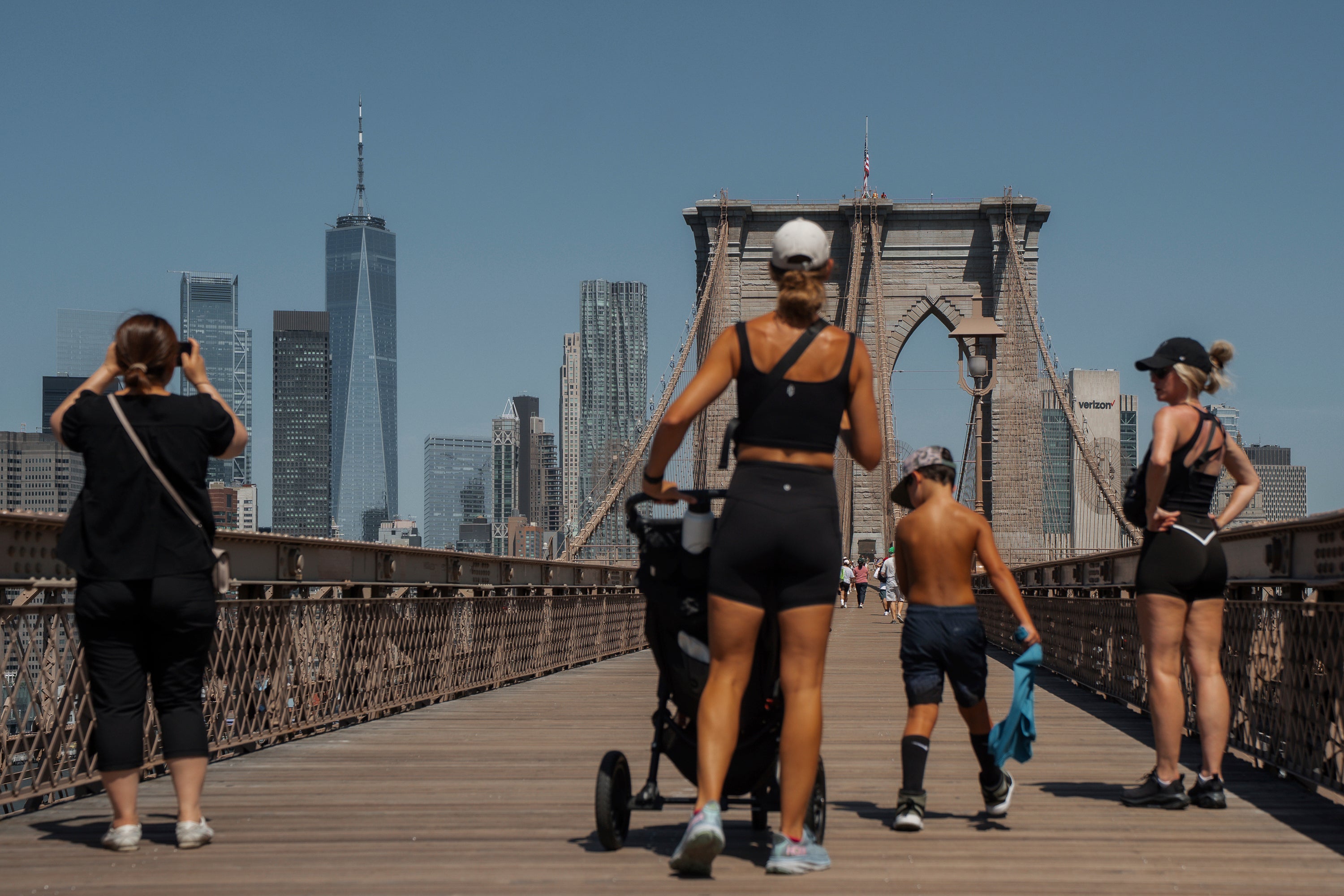 Gente en el puente de Brooklyn el martes, cuando las temperaturas alcanzaron máximas que no se registraban desde 2013