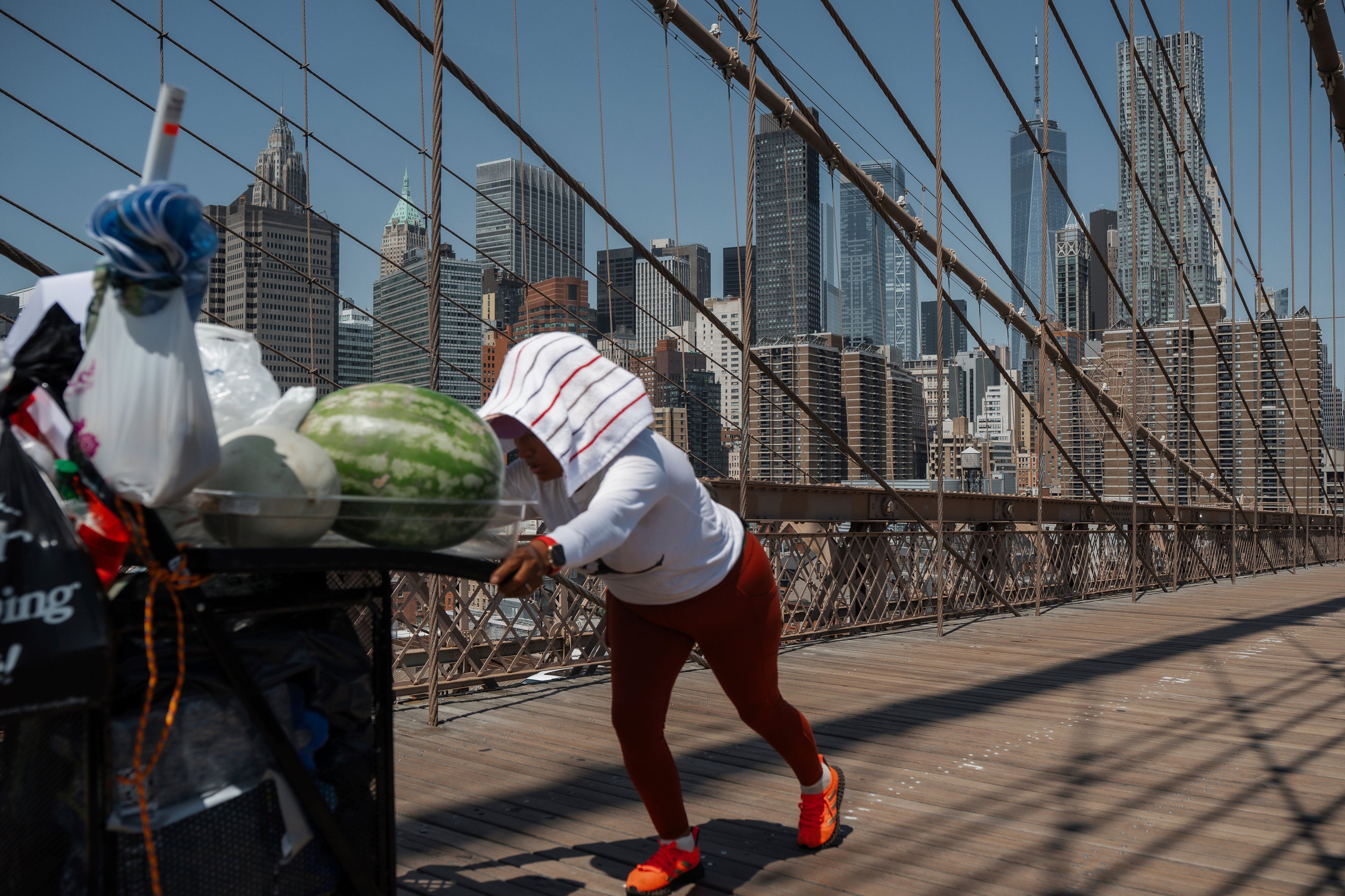 Varios meteorólogos informaron a The Associated Press que la llegada de esta ola de calor a principios del verano supone una amenaza para los residentes en esas ciudades en particular, pues el cuerpo aún no se ha adaptado a las condiciones abrasadoras