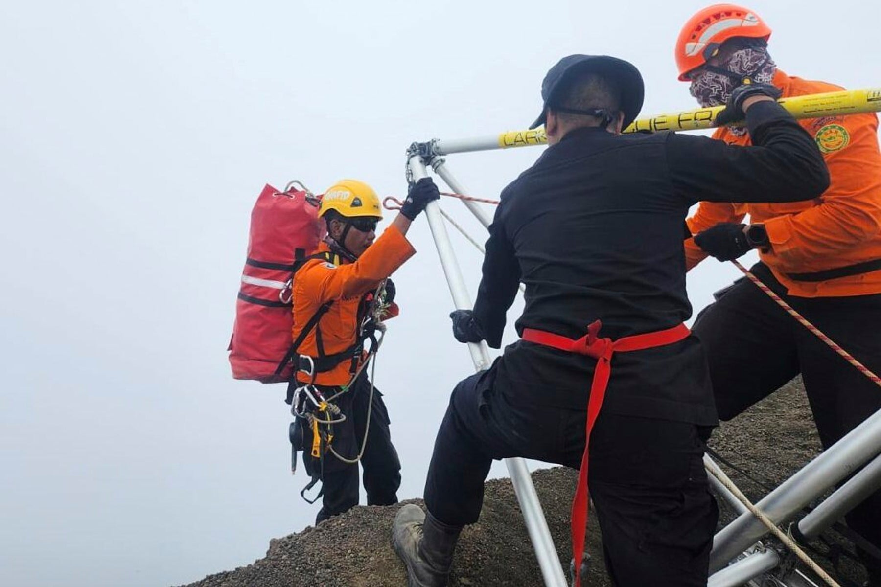 Un rescatista descendió por la escarpada cresta del monte Rinjani como parte de la compleja operación de evacuación de Juliana Marins
