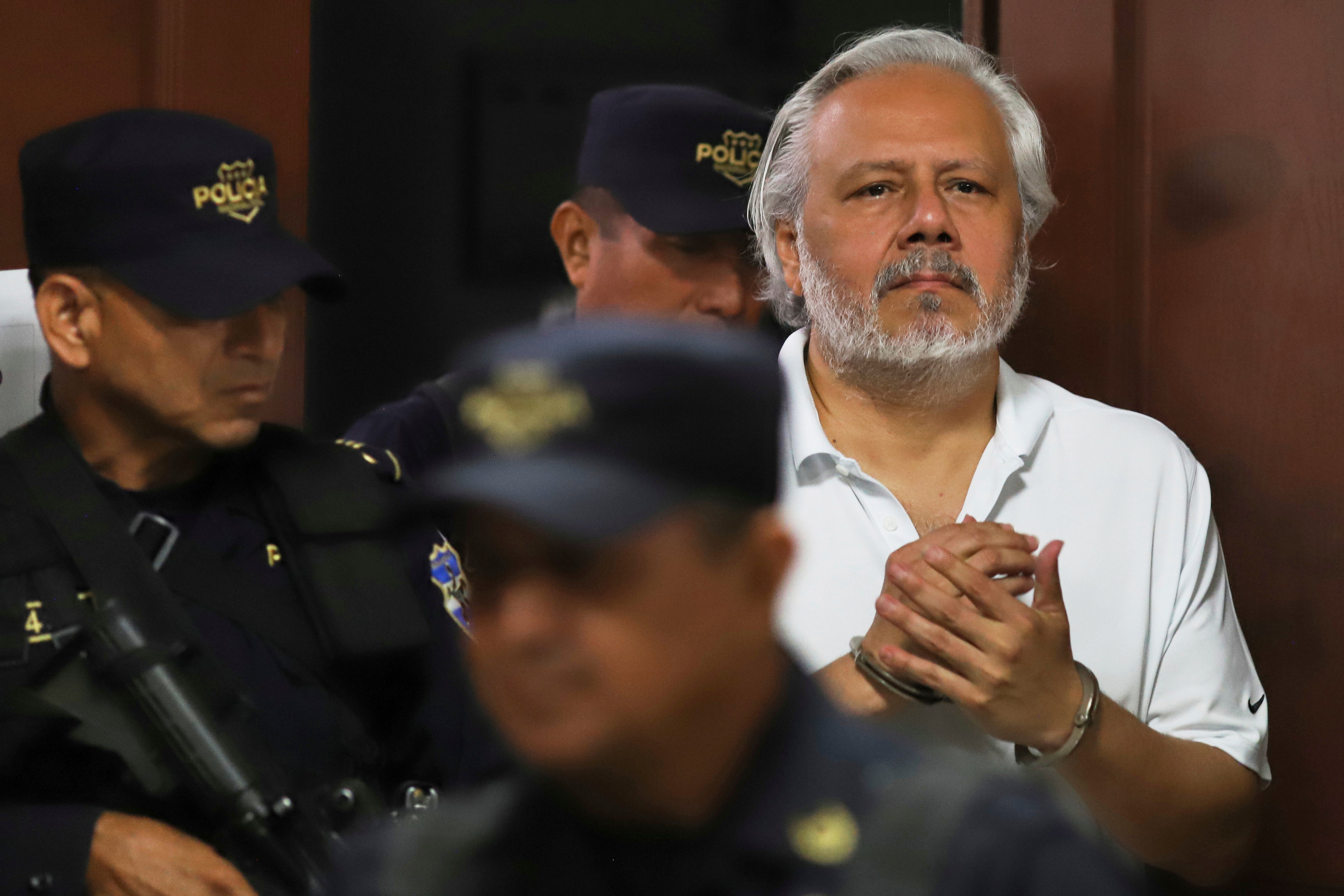 Juzgado salvadoreño decide si mantiene en prisión preventiva a abogado crítico del presidente Bukele