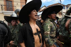 Indígenas ecuatorianos agradecen la cosecha con una fiesta en la que bailan y zapatean por horas