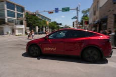 Robotaxis de Musk bajo escrutinio regulatorio tras video de uno conduciendo en sentido contrario
