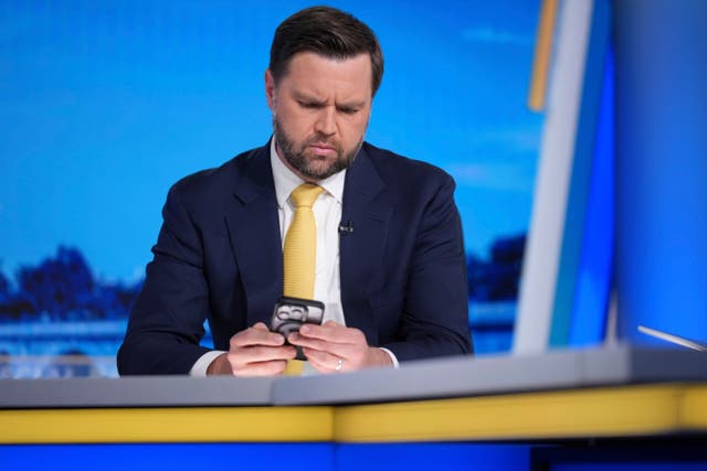 <p>A través de Twitter y en diversas apariciones en medios, J. D. Vance promovió con entusiasmo las especulaciones sobre un supuesto encubrimiento gubernamental de los crímenes de Jeffrey Epstein y sus asociados</p>
