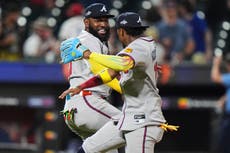 Bravos siguen enrachados, al remontar y vencer 7-4 a Mets en noche calurosa