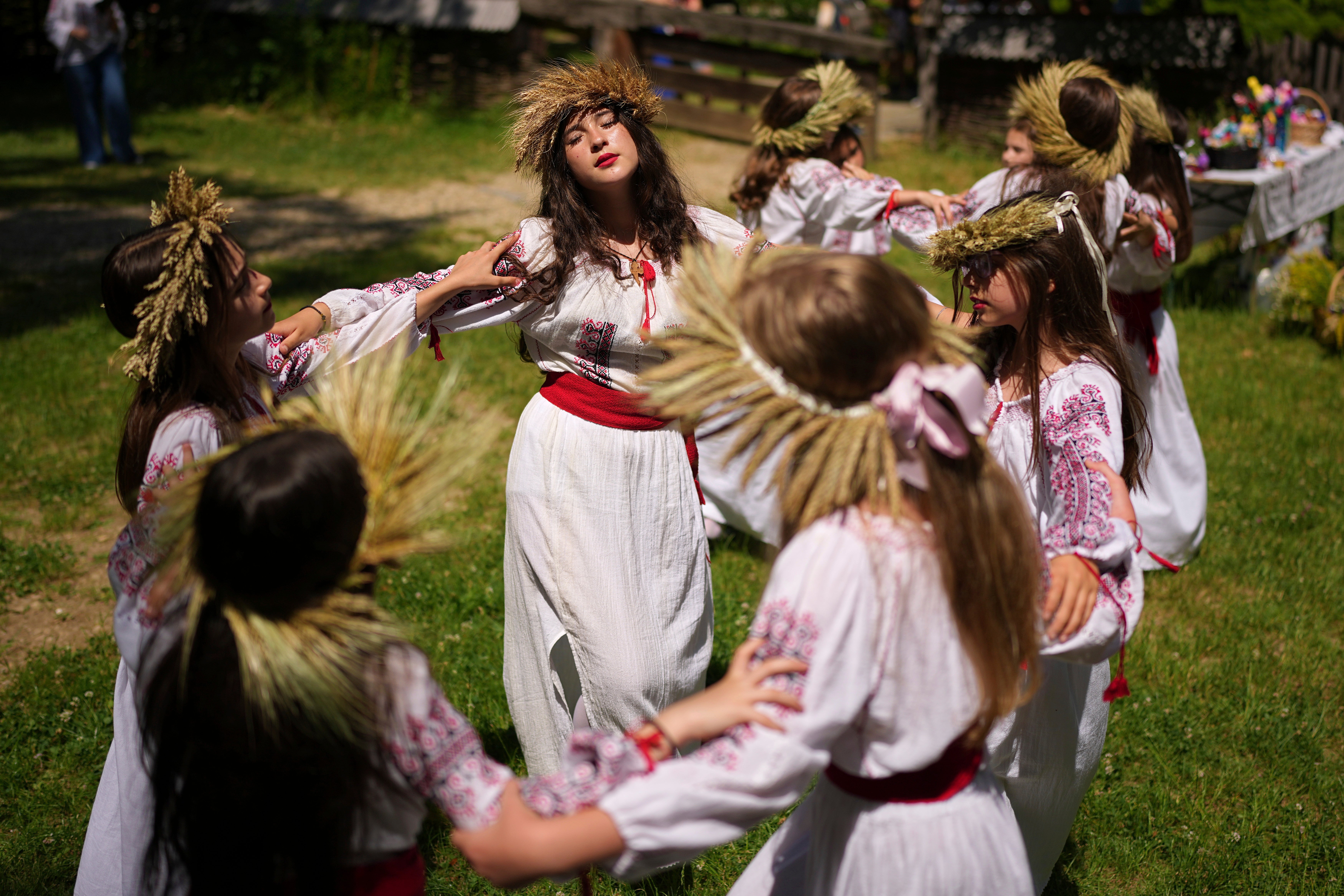AP Fotos: En todo el mundo, la gente celebra el inicio de los solsticios de verano e invierno