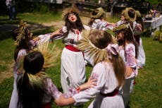 AP Fotos: En todo el mundo, la gente celebra el inicio de los solsticios de verano e invierno