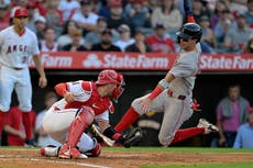 Moore conecta jonrones para empatar y dar la victoria a Angelinos 3-2 sobre Medias Rojas