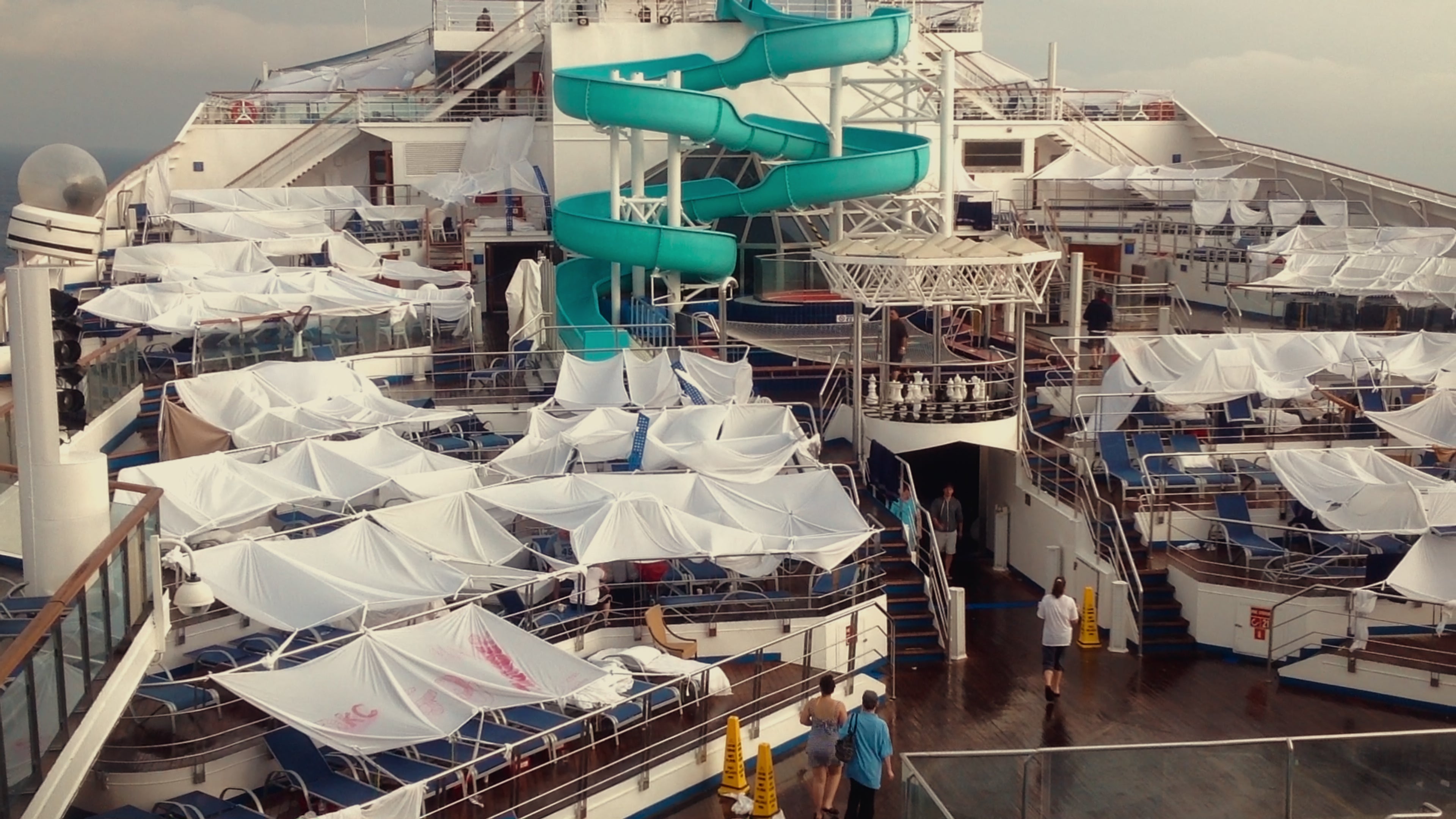 Los pasajeros construyeron refugios improvisados en la cubierta del barco asolado