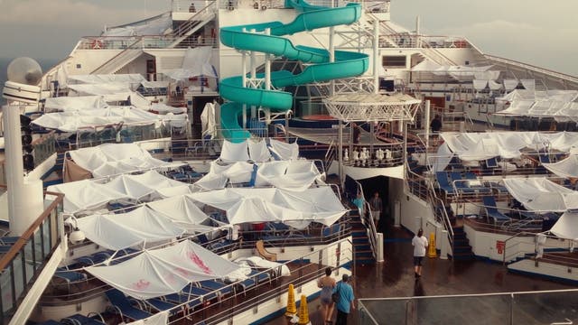 <p>Los pasajeros construyeron refugios improvisados en la cubierta del barco asolado</p>