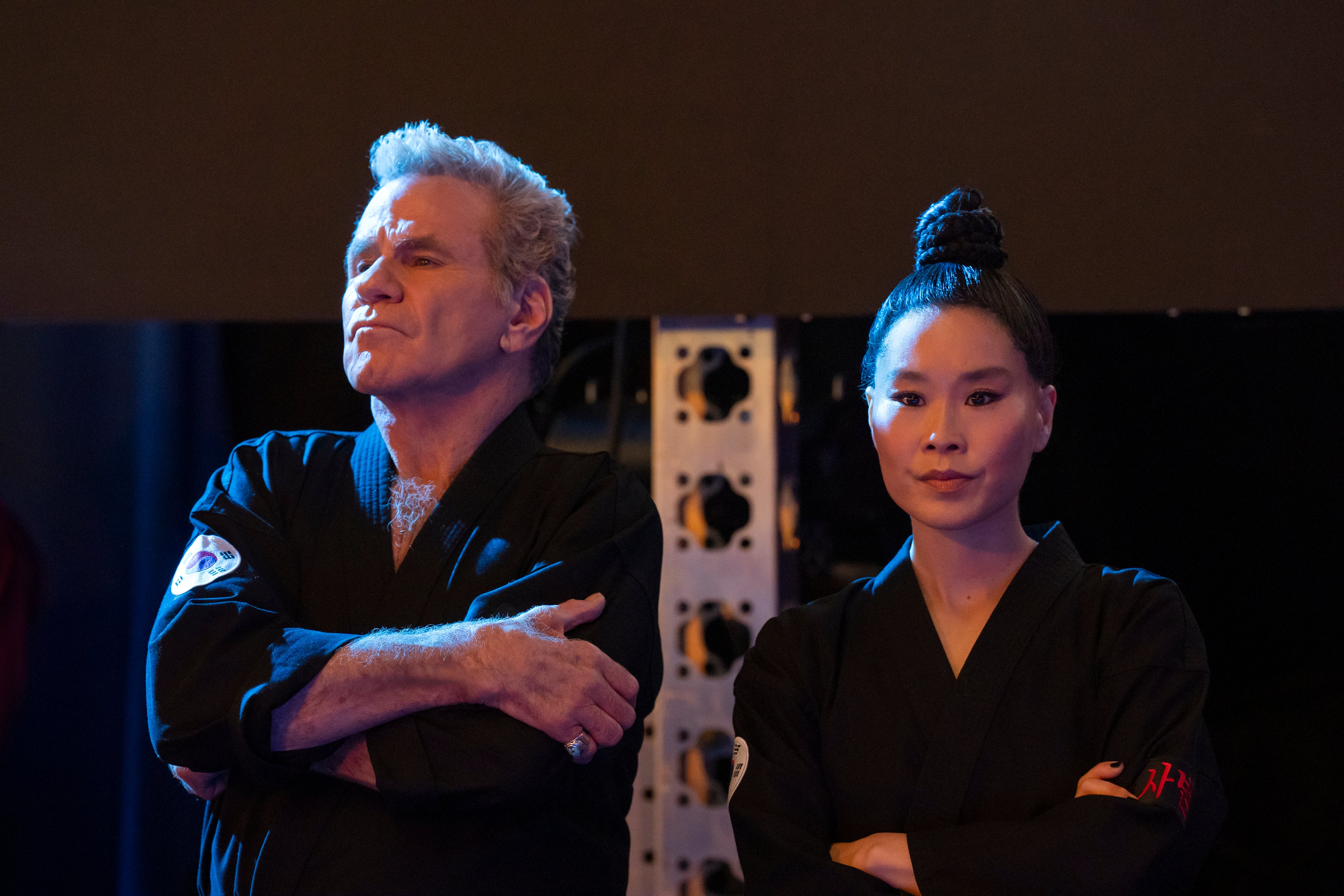 Martin Kove (izquierda) declaró que “lamenta profundamente” su comportamiento con su compañera de elenco Alicia Hannah-Kim (derecha)