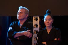 Actor de ‘Cobra Kai’ se disculpa por morder a una compañera de elenco