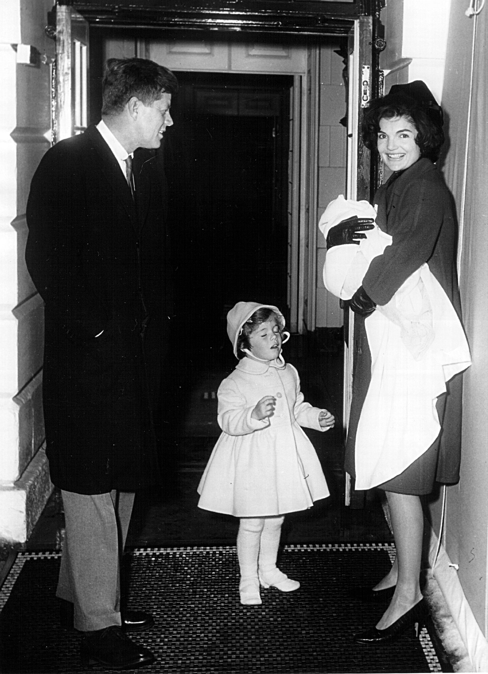 El Presidente y Jackie Kennedy llegan a la Casa Blanca el 4 de febrero de 1961 con sus hijos Caroline y John Jr.