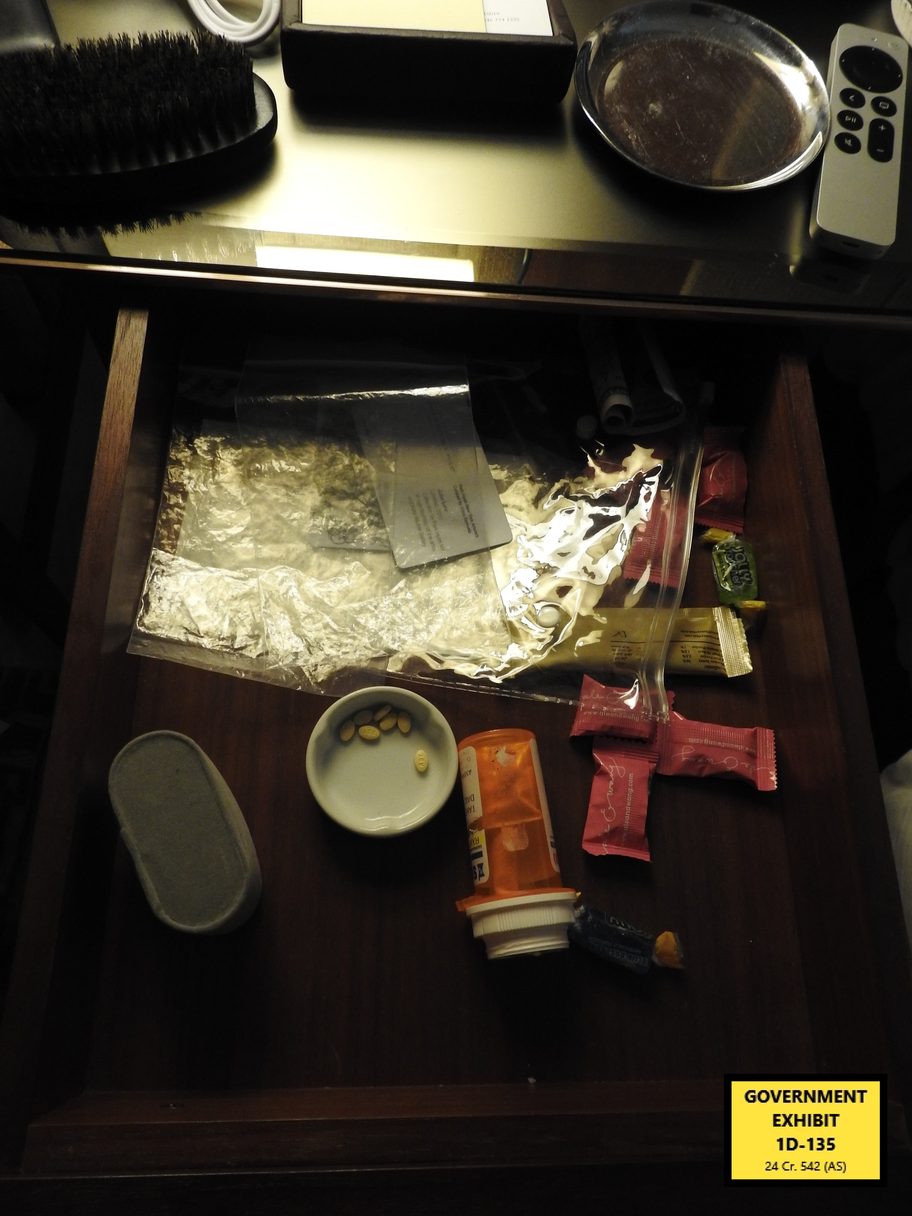 Agentes federales descubrieron un cajón de medicamentos recetados y más en el hotel Park Hyatt cuando lo allanaron en septiembre de 2024