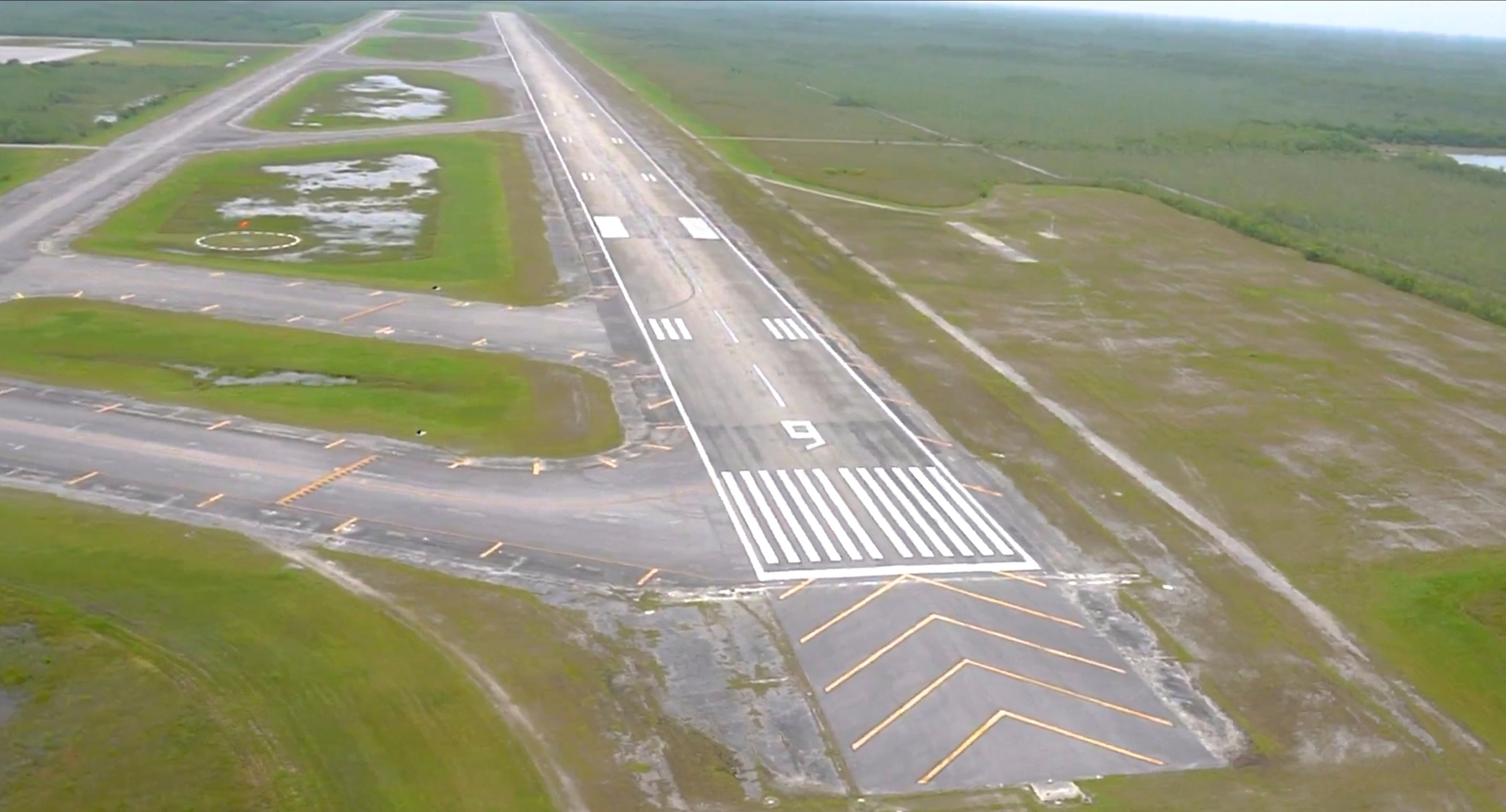 Una pista de aterrizaje en desuso en Everglades, Florida, será transformada en un centro de detención de inmigrantes con capacidad para 5.000 personas