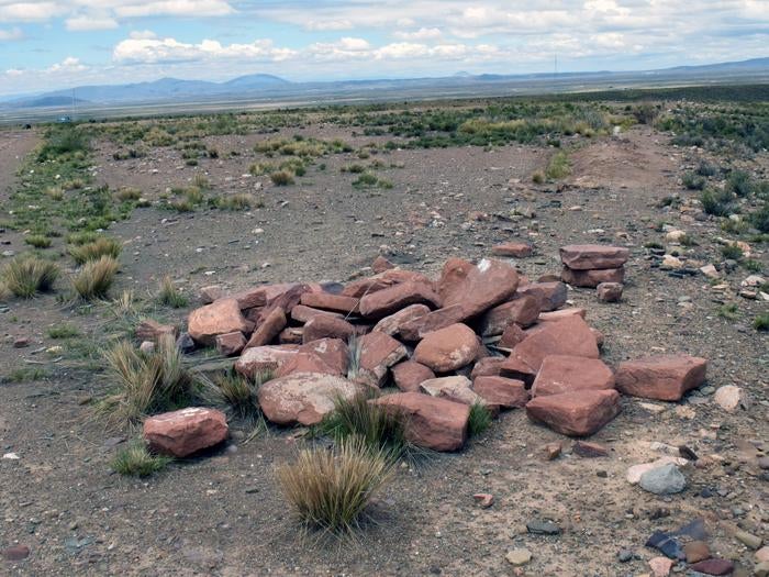 El complejo del templo se encuentra a unos 200 km al sur del sitio histórico establecido de la civilización tiahuanacota. Los tiahuanacos, hábiles canteros, fueron considerados precursores del imperio inca y uno de los primeros ejemplos de civilización en los Andes