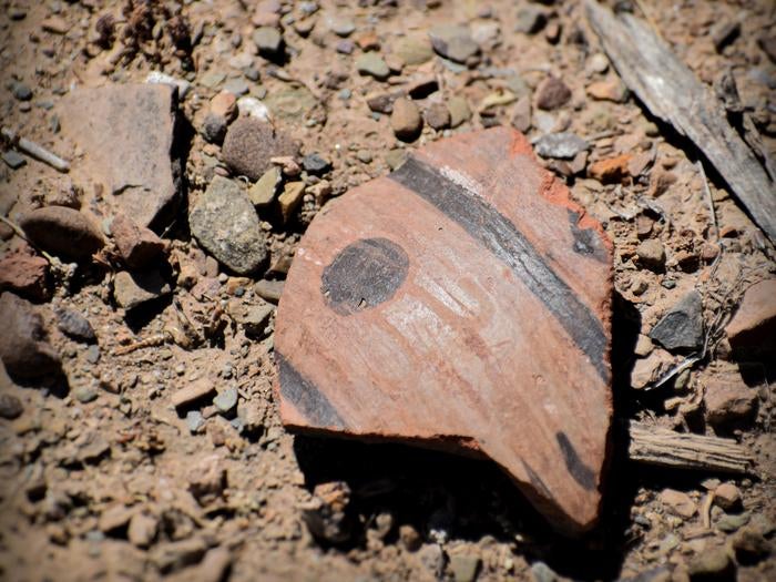 Los investigadores hallaron fragmentos de vasos 'keru' en la superficie del templo. Las copas se utilizaban para beber 'chicha', una cerveza de maíz tradicional