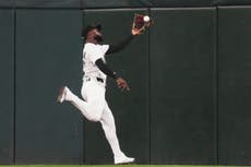 El jardinero de Medias Blancas, Luis Robert Jr., sale del juego ante D-backs por molestia