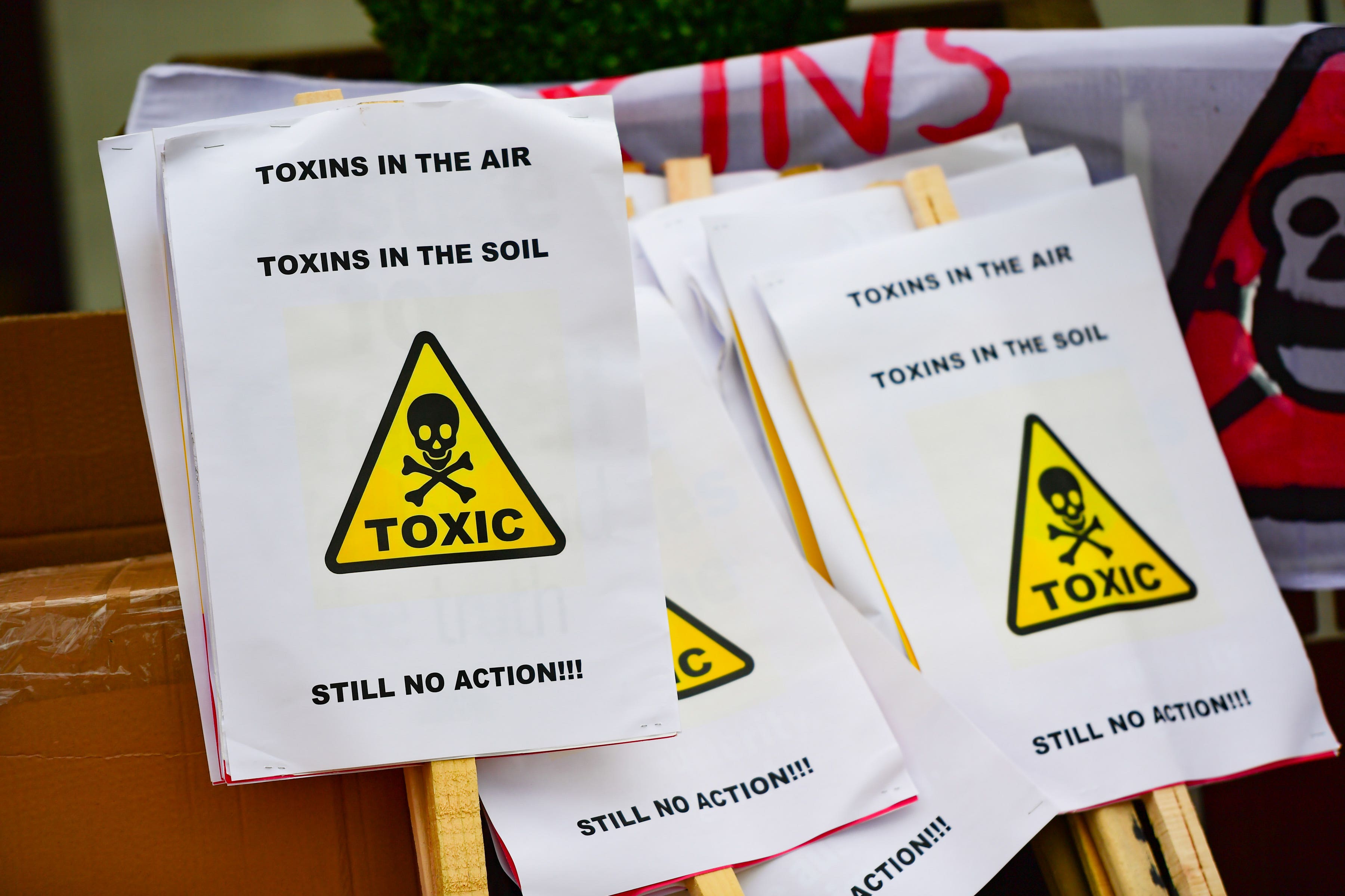 <p>Las sustancias químicas tóxicas presentes en el aire, los alimentos y el agua están estrechamente vinculadas a numerosos problemas graves de salud y medioambiente, como el cáncer, la obesidad, la demencia, la infertilidad, el TDAH, y enfermedades cardíacas y respiratorias</p>