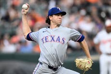 Jacob deGrom ve cortado juego sin hit en el 8vo inning pero guía a Rangers a triunfo sobre Orioles