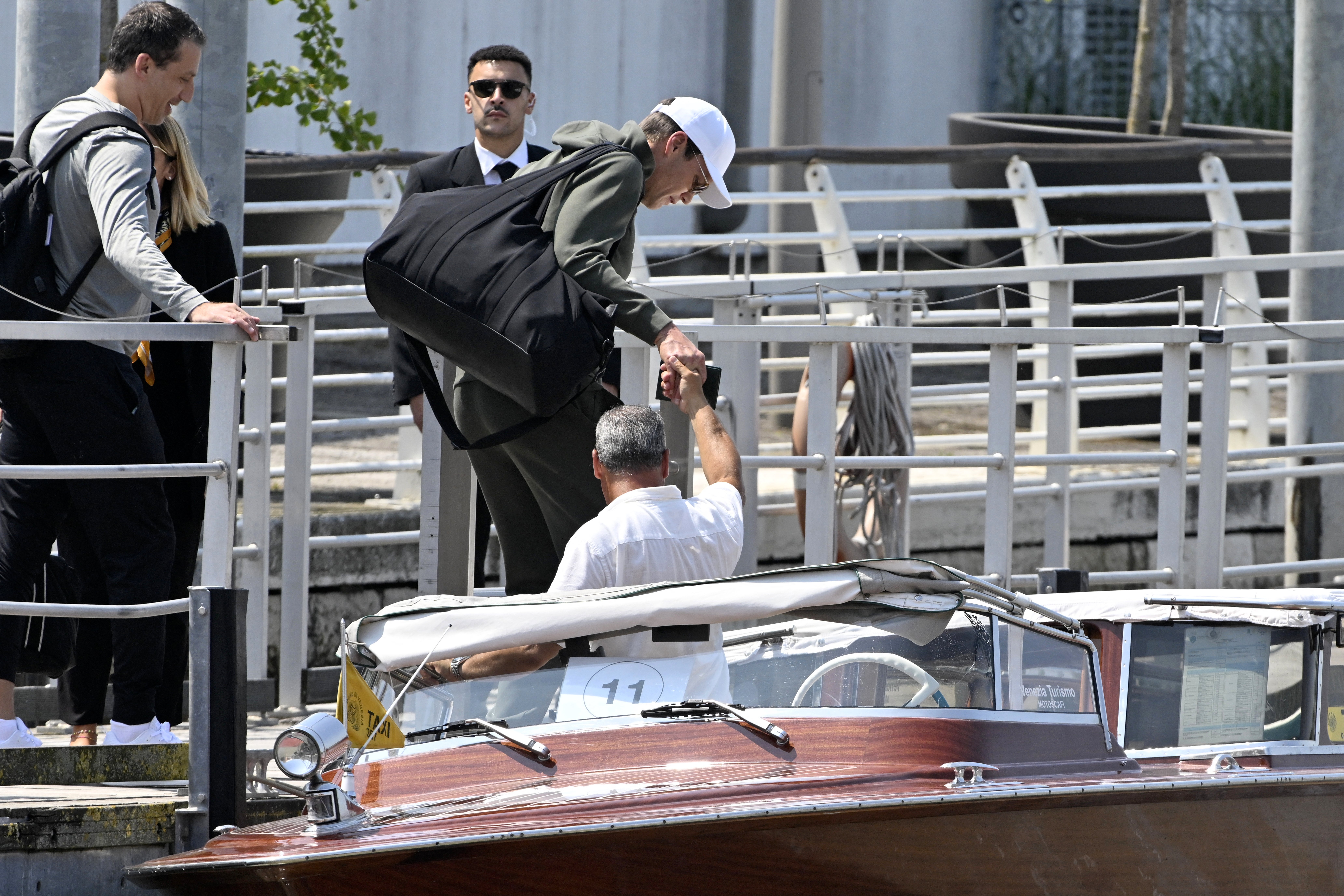 Tom Brady sube a un taxi acuático frente al aeropuerto Marco Polo de Venecia