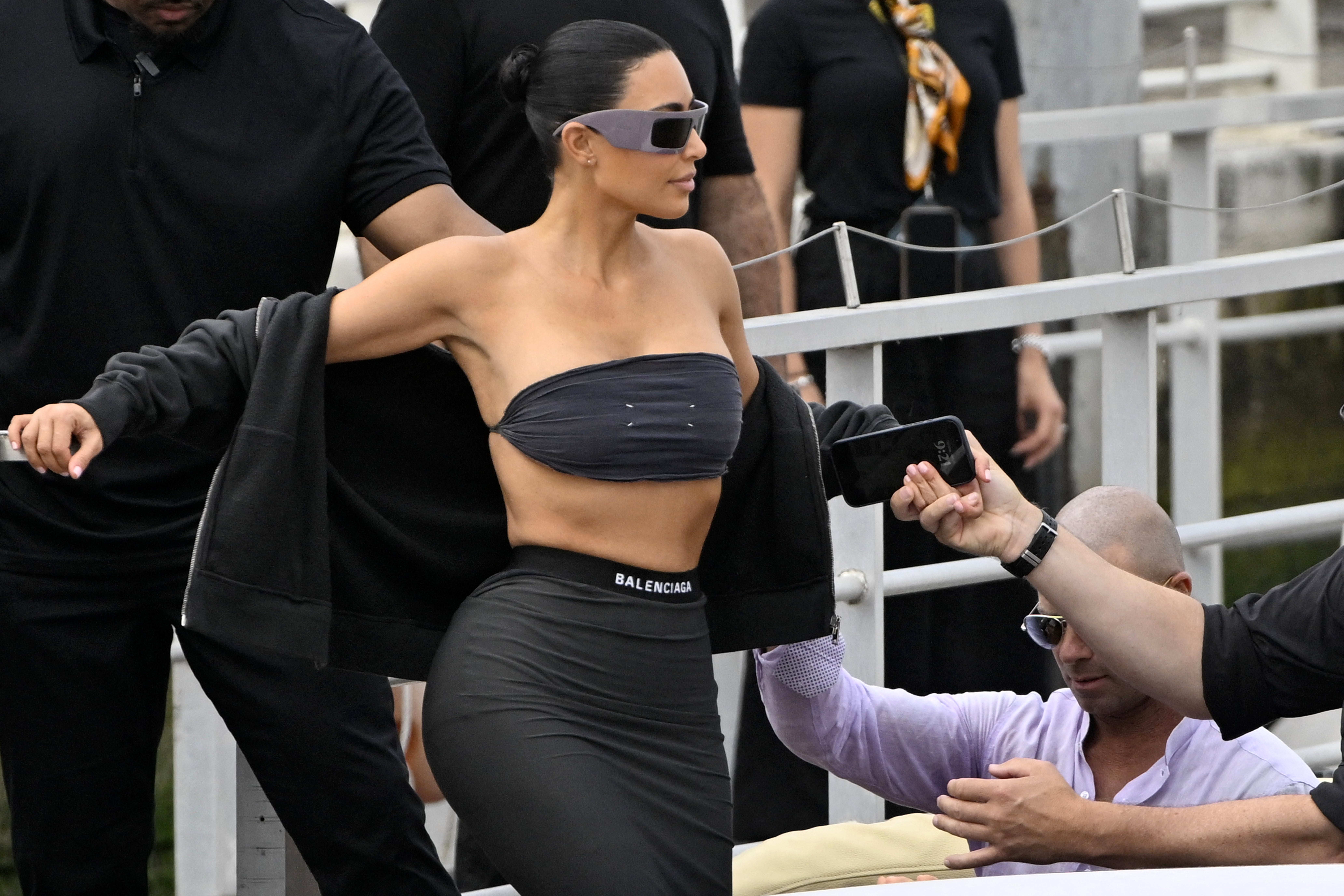 Kim Kardashian llega a lo grande vestida de Balenciaga