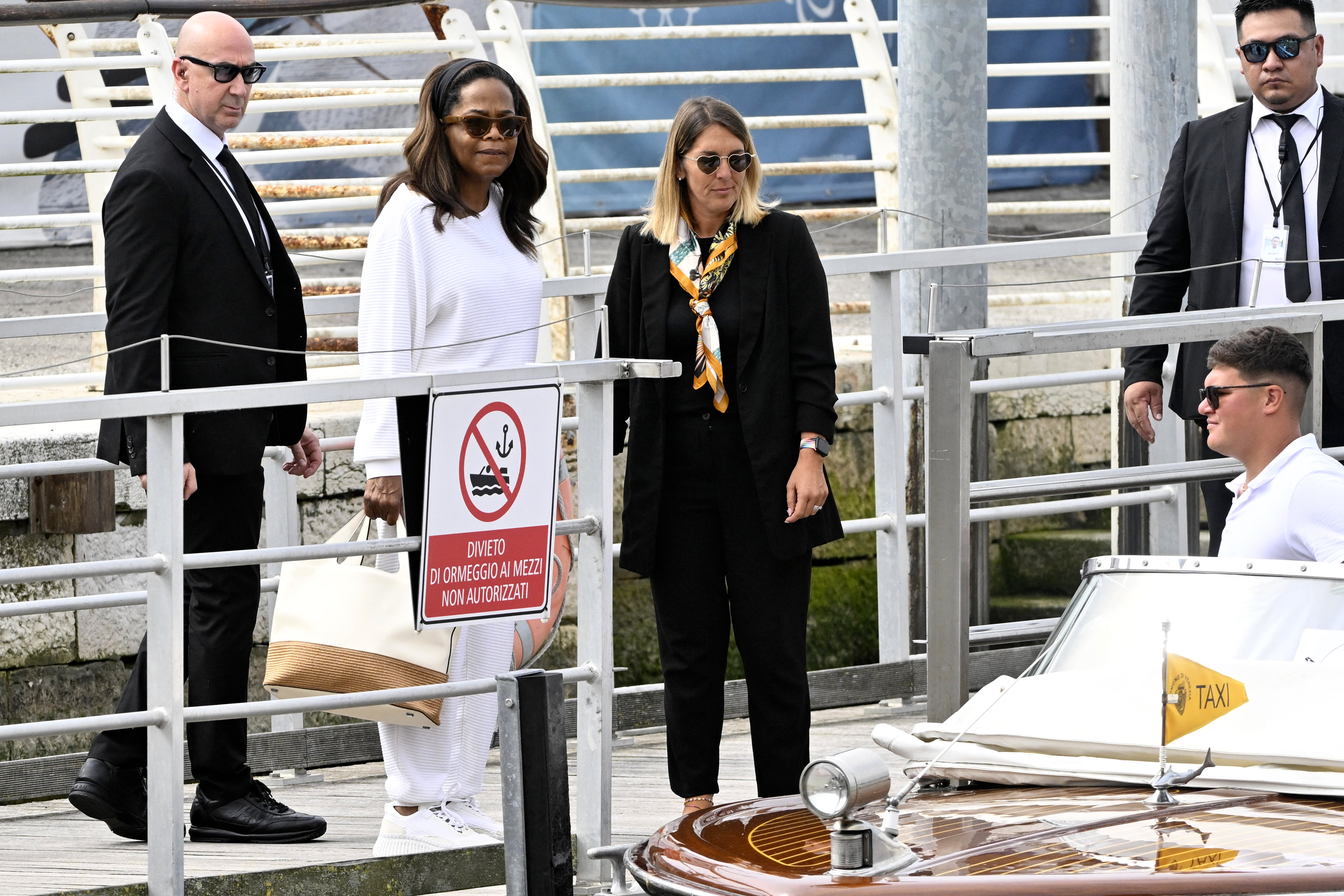 Oprah Winfrey se prepara para subirse en un taxi acuático en el aeropuerto Marco Polo de Venecia