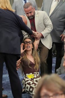 Expulsan a mujer de una reunión por intentar intervenir en una audiencia sobre ICE