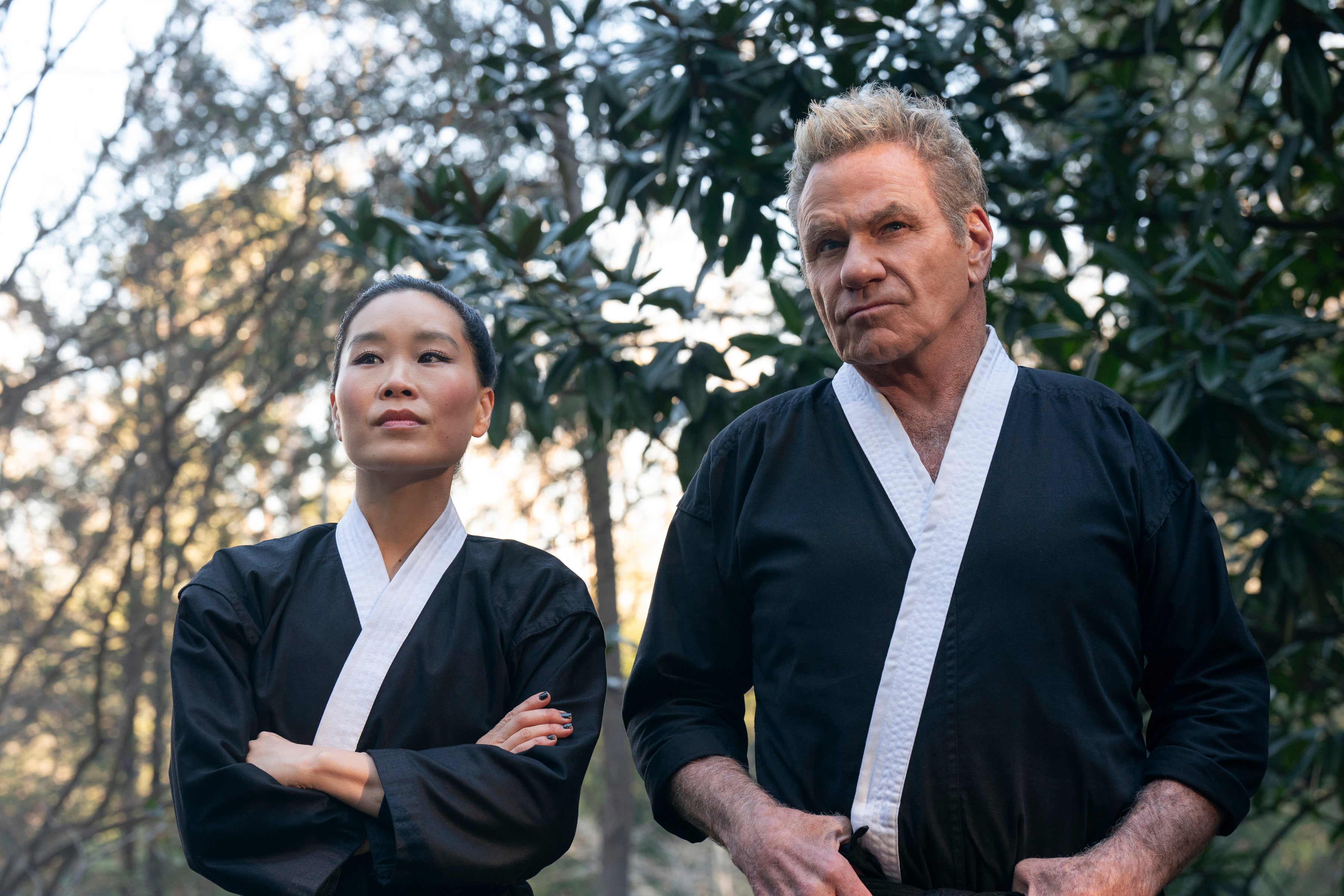 Alicia Hannah-Kim y Martin Kove en ‘Cobra Kai’ como Kim Da-Eun y John Kreese, respectivamente