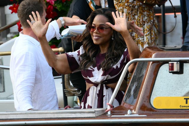 <p>Oprah, fotografiada durante la boda de Jeff Bezos con Lauren Sánchez en junio, ha respondido a las afirmaciones en Internet sobre una “carretera privada” en su propiedad de Hawái</p>