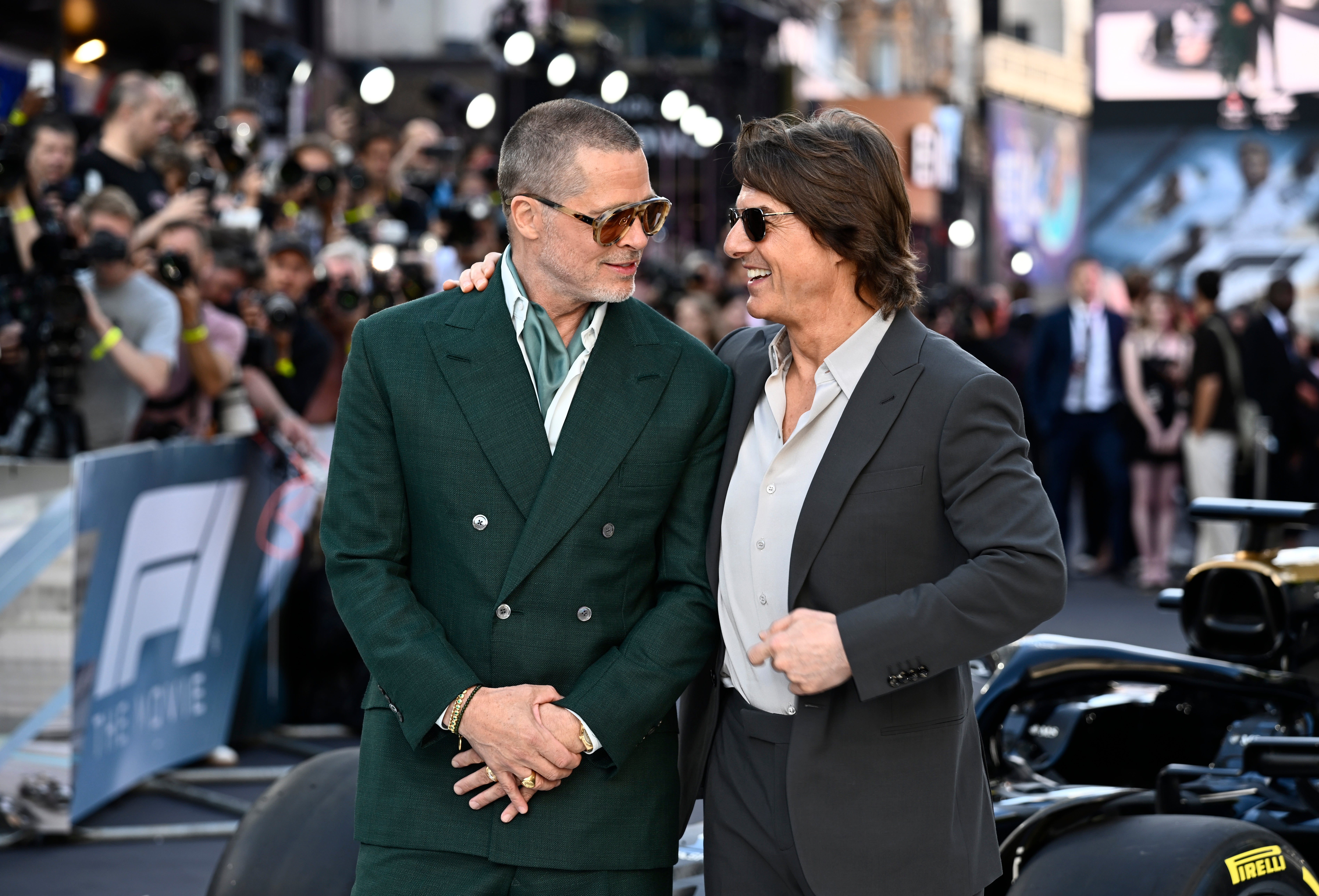 Brad Pitt y Tom Cruise sorprendieron a los aficionados en el estreno en Europa de ‘F1: la película’