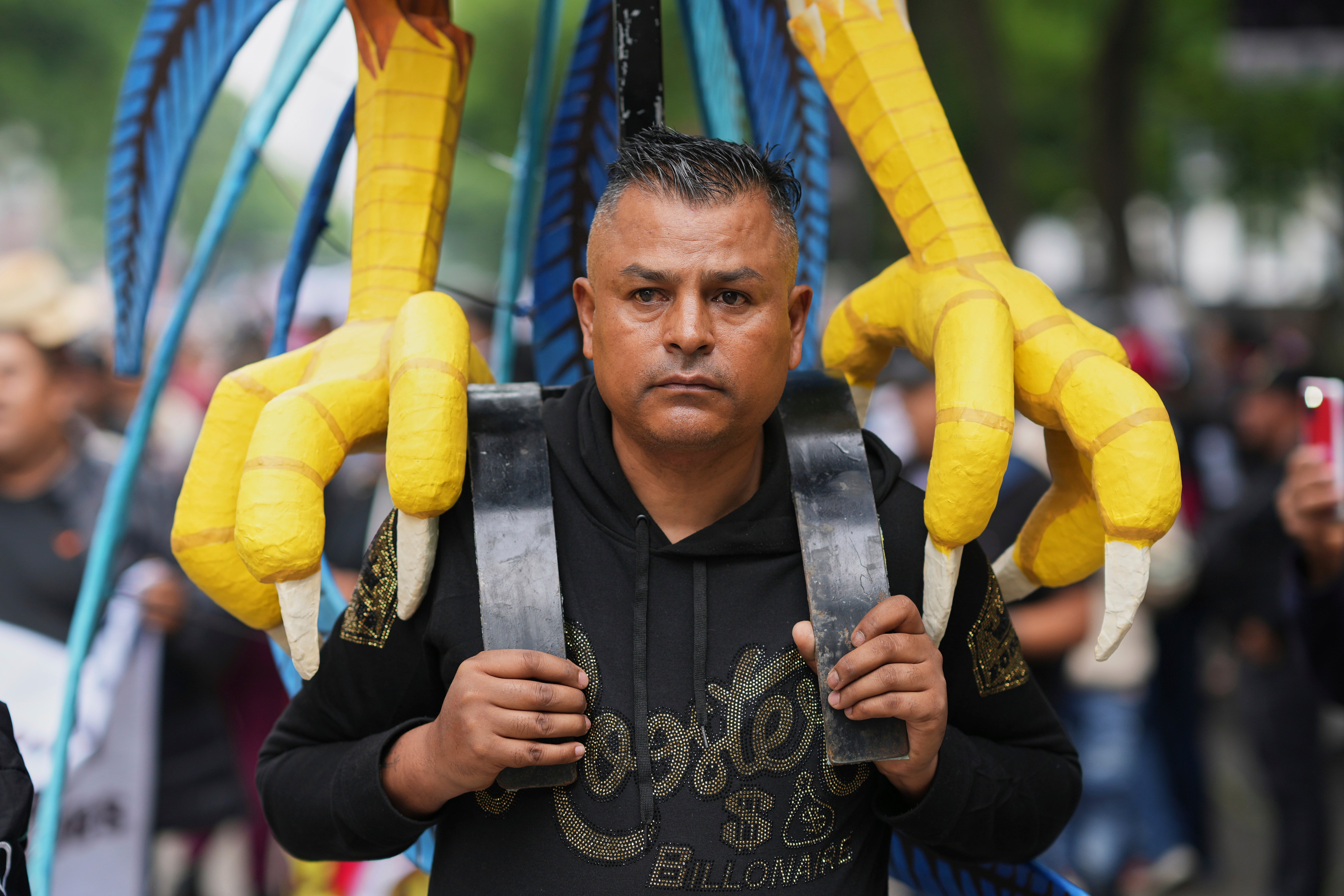 Miles marchan en Ciudad de México en defensa de las peleas de gallos y las corridas de toros