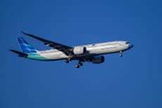 Suspenden a toda la tripulación de un vuelo por el robo del teléfono de un pasajero