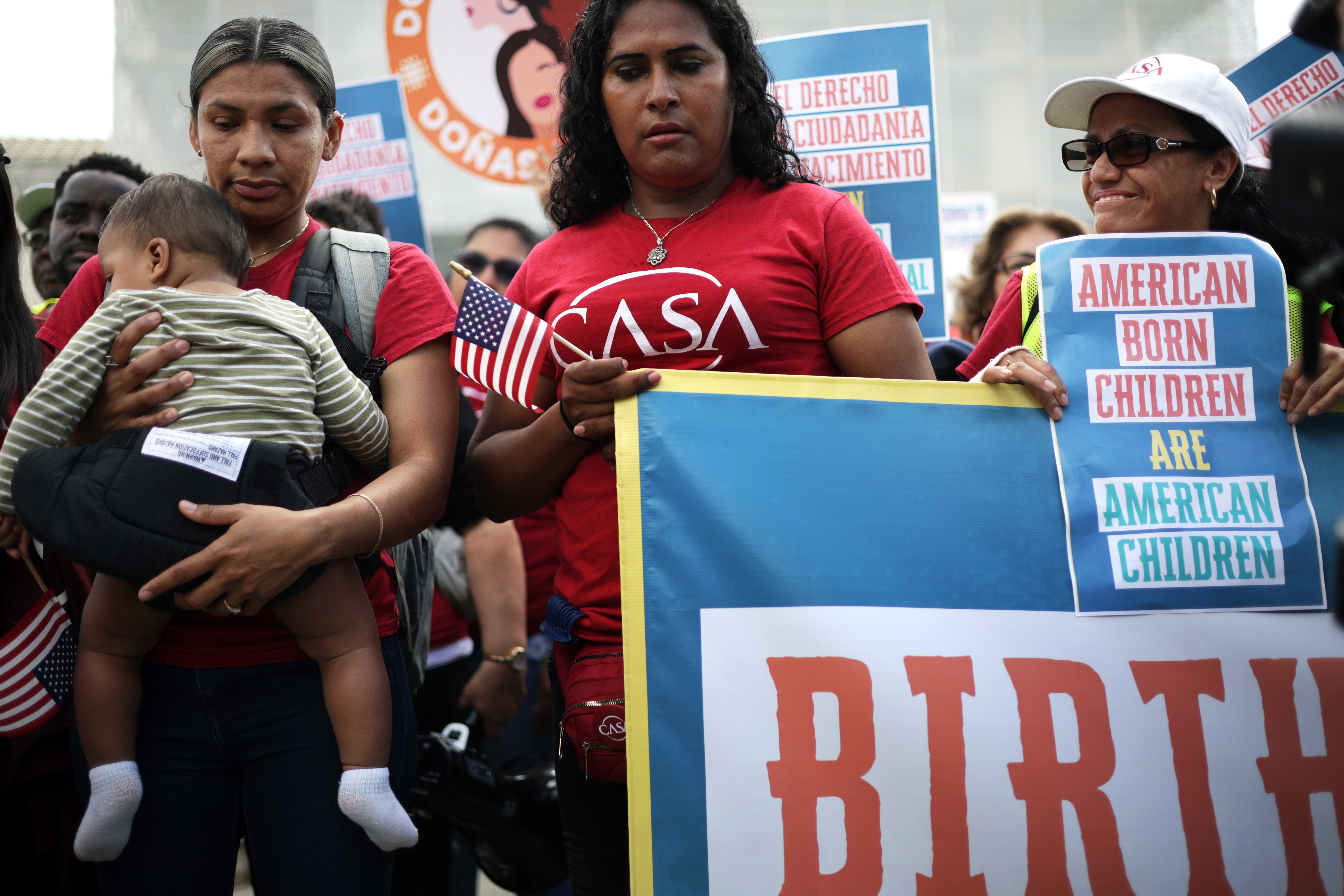 Olga Urbina, acompañada de su hijo de 9 meses, Ares Webster, participó en una manifestación frente a la Corte Suprema el 14 de mayo. La protesta coincidió con las deliberaciones de los jueces sobre los desafíos impulsados por el gobierno de Trump en torno al derecho a la ciudadanía por nacimiento