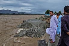 Inundaciones repentinas dejan al menos 8 muertos y arrastran a decenas en Pakistán