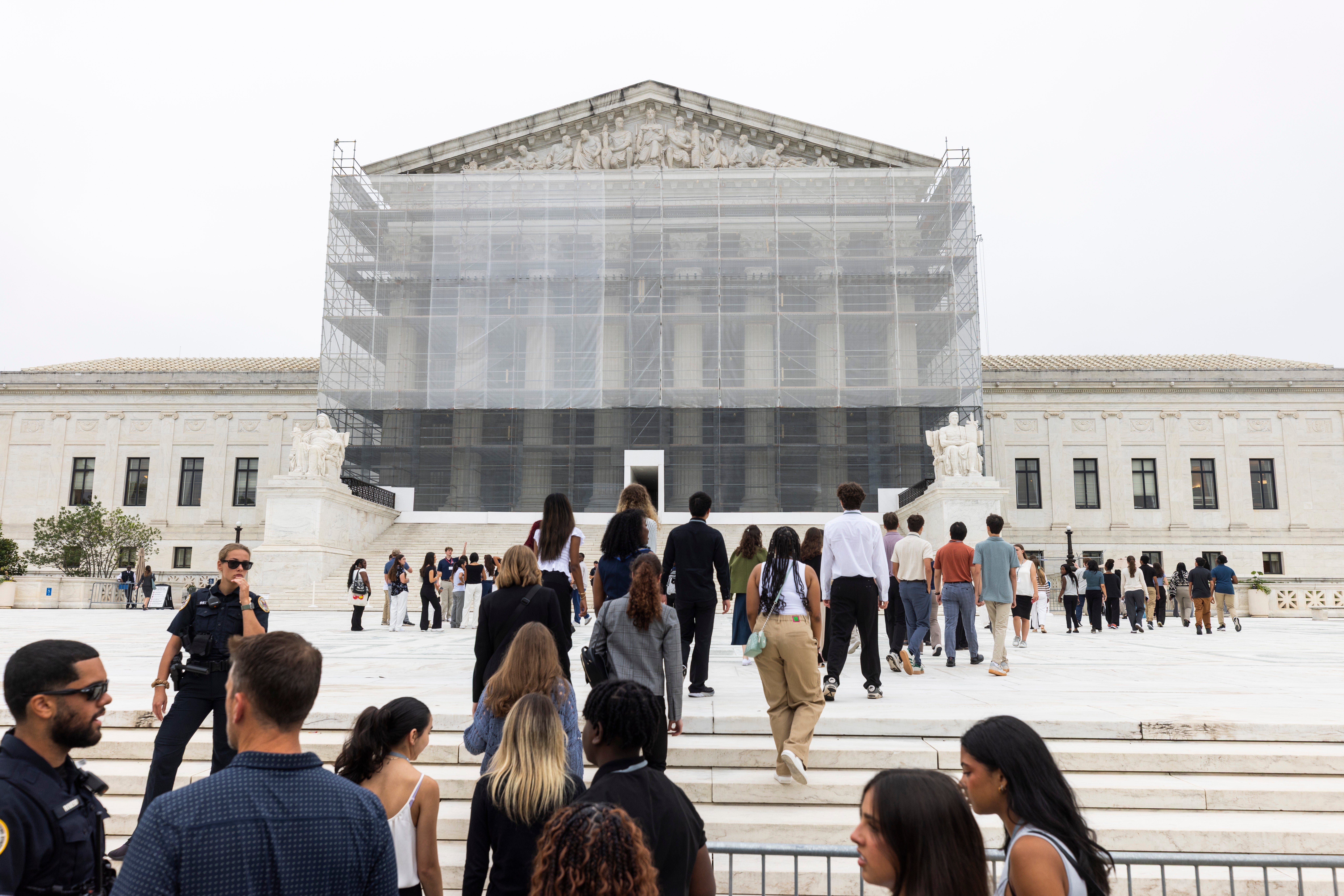Con una votación de 6 a 3, la Corte Suprema de Estados Unidos dictó el 27 de junio una decisión que restringe la facultad de los jueces federales para suspender de forma generalizada la aplicación de órdenes ejecutivas. El fallo representa una victoria significativa para el gobierno de Trump