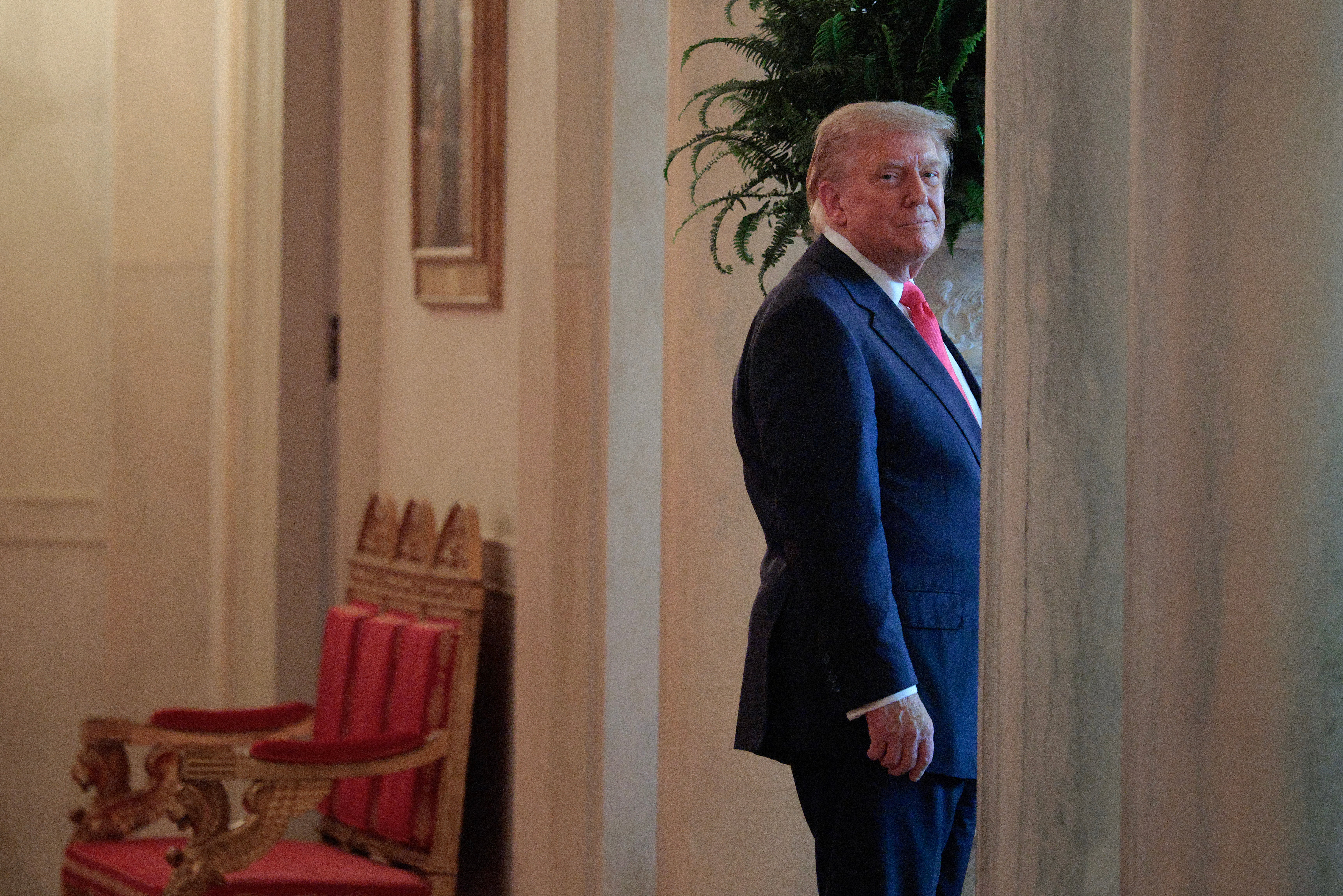 La orden ejecutiva impulsada por Trump busca reinterpretar la cláusula de ciudadanía de la 14.ª Enmienda para negar la ciudadanía automática a los niños nacidos en Estados Unidos cuya madre sea indocumentada o se encuentre en el país de forma temporal con un visado y cuyo padre no sea ciudadano ni residente legal permanente