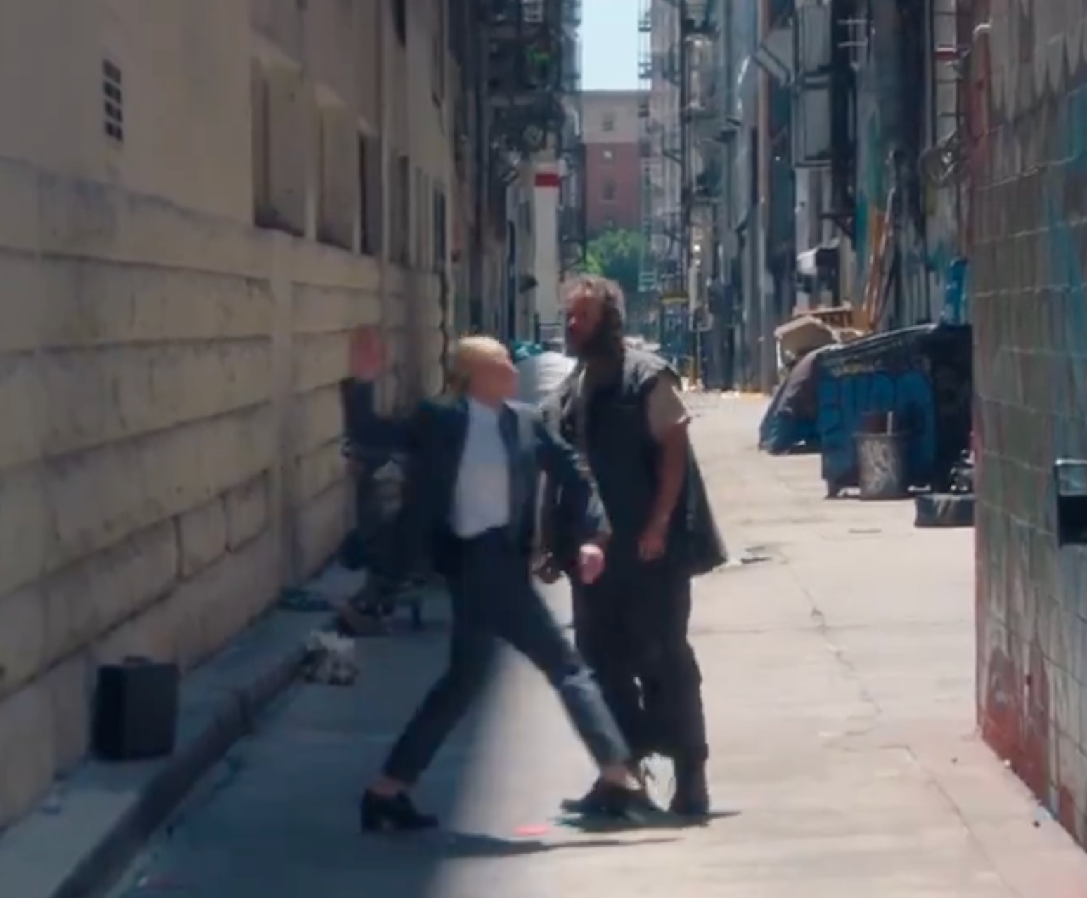 Cate Blanchett abofetea a un hombre desesperado durante una partida de ddakji