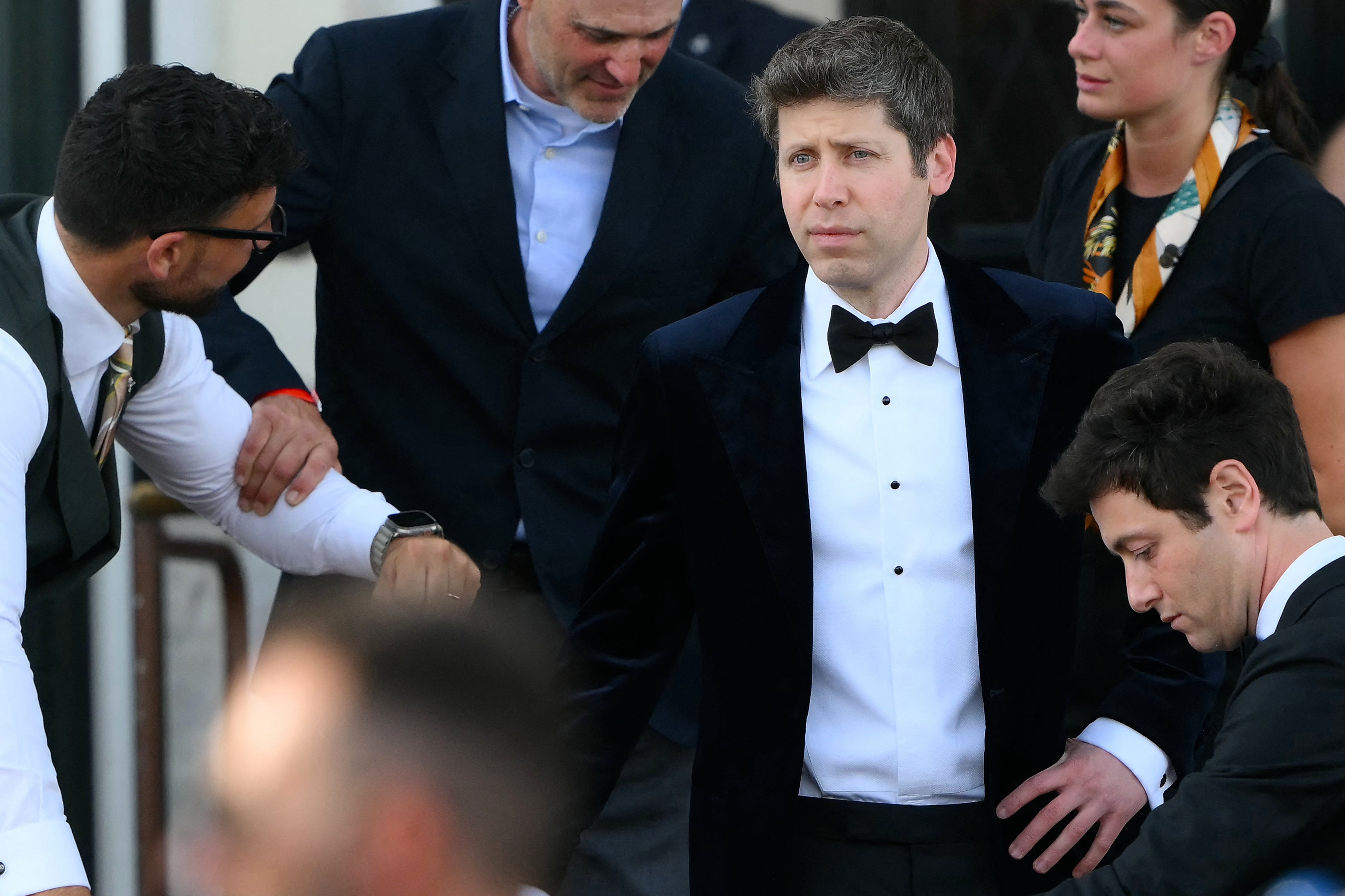 El empresario tecnológico Sam Altman, con un esmoquin forrado en terciopelo, fue fotografiado al salir de la boda de Jeff Bezos a principios de este año