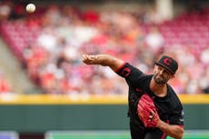 Martínez lleva juego sin hit hata el 9no por los Rojos, que doblegan 8-1 a los Padres