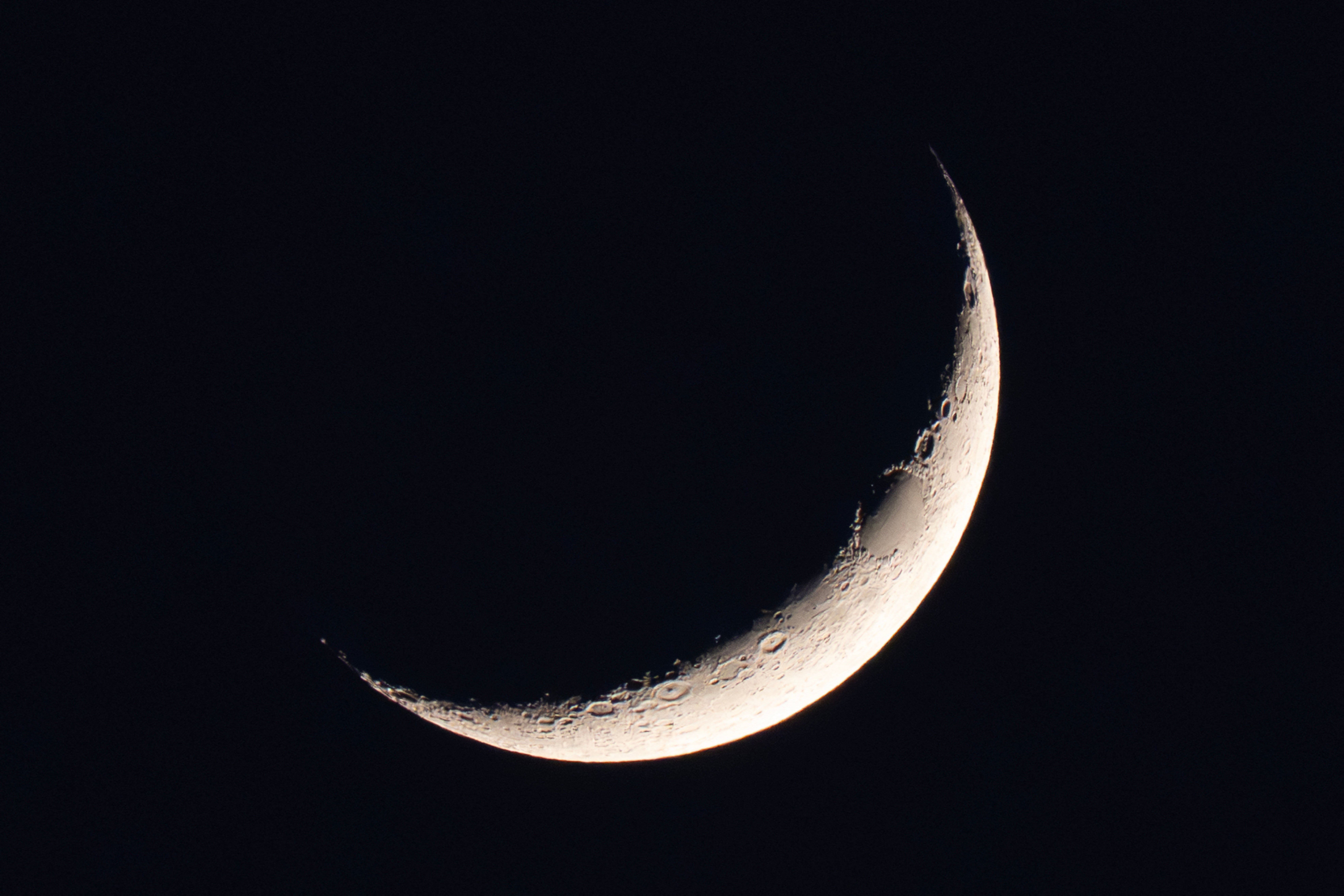 El suelo lunar podría sustentar la vida humana, afirman científicos