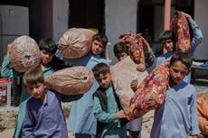 Más de 1,2 millones de afganos fueron obligados a volver desde Irán y Pakistán este año, dice la ONU