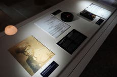 Critican a Beyoncé por vestir camiseta que llama "enemigos de la paz" a indígenas norteamericanos