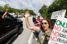 Manifestantes bloquean carretera de Florida en protesta contra centro de detención para inmigrantes